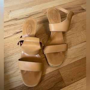 Beautiful tan Tod’s sandals
